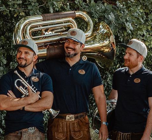 Bannerbild Brass'd Scho - 8 Musiker Gruppenbild